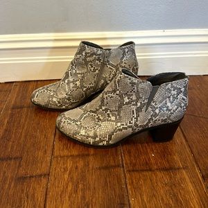 CLOUDWALKERS by Avenue Booties Ankle Boots 10W Wide LIKE NEW Faux Snakeskin Gray